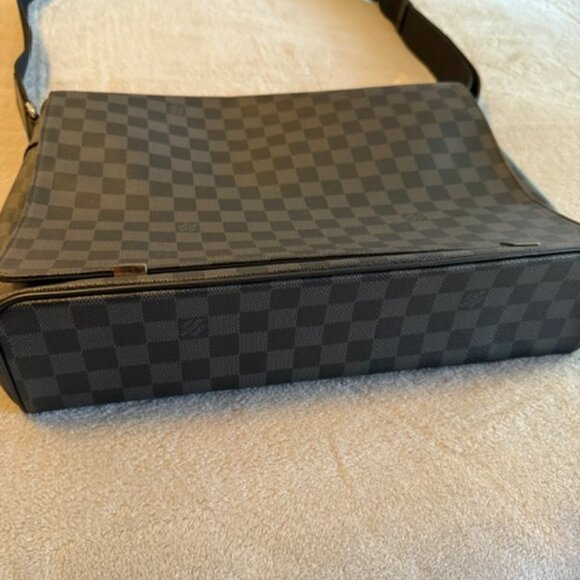 LOUIS VUITTON District PM Messenger Bag (pre owned, like new!) - Picture 3 of 9